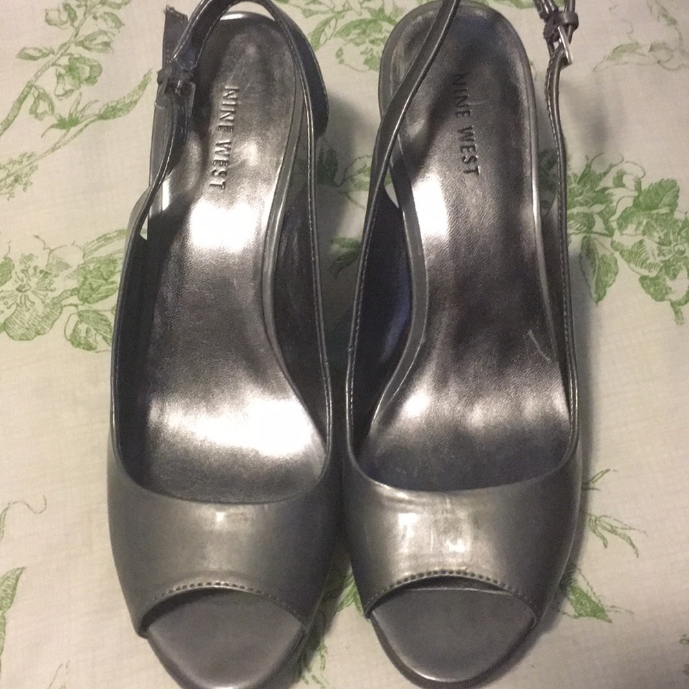 Nine West size 9 silver/gray slingbacks